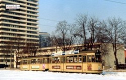 Im Januar 1982..erreicht der aus den Wagen 218 und 1578 bestehende Zug der Linie 6 gerade die verschneite Endhaltestelle
Luitpoldhain. Kurze Zeit spter wird er diese wieder in Richtung Westfriedhof verlassen.