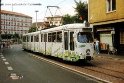 Seit kurzem wirbt der WSB Triebwagen 207 fr die Landesgartenschau 2018. Auch zu der 1990 in Wrzburg abgehaltenen LGS gab es eine passende Straenbahn. Damals fr der GTW-D8 235 mit
einer entsprechenden Bemalung durch die unterfrnkische Residenzstadt.
