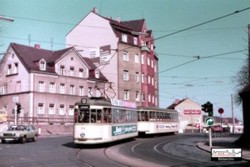 Vor 35 Jahren...im Mrz 1983 besa das Nrnberger Straenbahnnetz noch wesentlich mehr Strecken als heute. Eine davon
war die Route durch die Schwabacher Strae nach Schweinau die hier gerade von einem aus den Wagen 210+1593 bestehenden Zug der Linie 13 befahren wird.