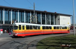Zum Schulverkehr noch immer unentbehrlich...sind die Duewag GTW-D8 der WSB Wrzburg. So zeigte sich z.B. am 20. Mrz dieses Jahres mit dem TW 236 der lteste von ihnen vor dem Hauptbahnhof.