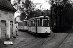Vor 62 Jahren...gehrte die Straenbahn an der Frther Billinganlage noch zum gewohnten Bild. Im April 1957 steht hier der Groraumprototypzug 201+1501 in der dortigen Schleife und wartet auf seine Abfahrt nach Nrnberg. 