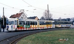 Vor 25 Jahren.... gab es mit dem TW 338 schon einmal eine Straenbahn mit dem Adler. Zum 150jhrigen Bahnjubilum warb
das Modehaus Whrl mit dem Zug der ersten deutschen Eisenbahn.