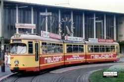 Auch heute noch mglich...sind Fotos der Wrzburger GTW-D8 in der Schleife am Hauptbahnhof. Noch im Bestand befindet
der sich hier zu sehende TW 246. Allerdings hat er sein gelb/rotes Farbkleid bereits vor einigen Jahren gegen eine weie
Ganzwerbung eingetauscht.