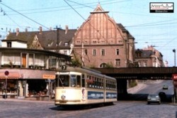 Mit der Linie 7...gab es auch eine Straenbahnlinie die nur innerhalb Frths verkehrte. Am 12.04.1981 war auf
dieser Linie der Triebwagen 332 im Einsatz. Auf seinem Weg zur Flaustrae konnte er kurz nach dem Verlassen der Bahnunterfhrung
in der Schwabacher Strae aufgenommen werden.