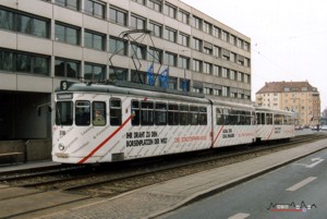 Seit wenigen Tagen...fhrt mit dem TW 1002 wieder eine Straenbahn mit Ganzwerbung fr die Sparkasse durch Nrnberg.
Unser Bild des Monats bringt uns zurck in das Jahr 1996. Auch damals gab es mit dem Zug 316+1585 eine Sparkassen-Straenbahn. 
Zu sehen ist der Zug hier an der Haltestelle Bucher Strae/Nordring.