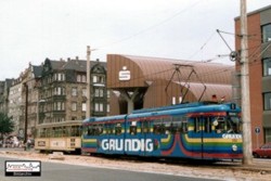 Letzter Betriebstag der Straenbahn nach Frth....Am 20.06.1981 passiert der aus den Wagen 350+1605 bestehende Zug der Linie 1 auf seinem Weg zum Plrrer 
gerade den frisch erffneten U-Bahnhof Maximilianstrae.