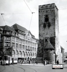 2015 jhrte sich das Ende des Zweiten Weltkrieges zum 70. Mal. Im Mai 1958 waren dessen Folgen in der Altstadt noch immer zu sehen. So auch am Weien Turm der hier vom TW 916 auf seinem Weg zur Gustav-Adolf-Strasse passiert wird..