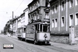 Beschaulich ging es im Frhjahr 1957...in der Wrzburger Sanderau zu. An der dortigen Endhaltestelle macht sich gerade der TW 14
mit seinem Beiwagen fertig fr die Fahrt nach Grombhl.