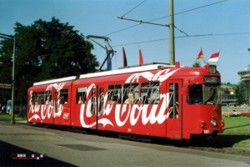 In den 1990er Jahren in Deutschland weit verbreitet...war die rote Ganzwerbung fr Coca-Cola. Auch beide frnkischen Straenbahnbetriebe wurden
damals mit einem Wagen bedacht. Hier ist mit dem TW 281 das Wrzburger Exemplar am dortigen Hauptbahnhof zu sehen.