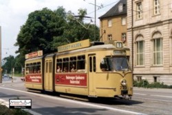 Einige Jahre prgten die mit schwebendem Mittelteil versehenen Gelenkwagen des Typs C das Bild der Wrzburger Straenbahn. Kurz vor seiner Ausmusterung passiert hier im Juli 1975 der TW 223 auf seinem Weg nach Grombhl den Berliner Platz.