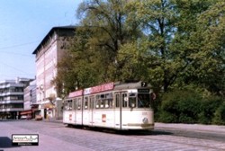 Dort wo im Jahr 1981 das Park Hotel stand ...befindet sich heute die Neue Mitte Frth. Auch die Straenbahn hat die Szenerie lngst verlassen und ist dem 
Bus gewichen. Die Frther Freiheit wird hier gerade vom TW 335 auf seinem Weg zur Flaustrae passiert.