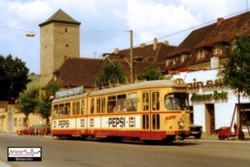 Noch als Sechsacher unterwegs...war im Juli 1975 der der TW 233. Auf seinem Weg zum Hauptbahnhof befhrt er hier gerade den heute komplett anders aussehenden Kranenkai
im Stadtzentrum.