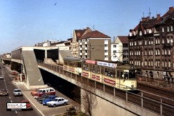Bereits fast 11 Jahre in Betrieb...war der Bahnhof Muggenhof als er im April 1981 von dem aus den Wagen 333 + 1583 bestehnden
Zug der Linie 21 durchfahren wurde. Aktuell befindet sich der seit Mrz 1982 von der U-Bahn bediente Bahnhof in einer umfassenden Modernisierung.