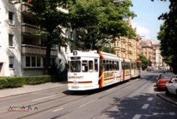 Viele Diskussionen...gibt es momentan um die Weiterfhrung des Straenbahnbetriebs in der Pirckheimerstrae. Als im Sommer 2000
der TW 354 mit seinem Beiwagen die Strae befuhr, war die Welt noch in Ordnung.