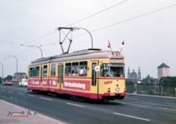 Viele Jahre gehrten die 1975 aus Hagen bernommenen Zweirichtungswagen zum Wrzburger Stadtbild.Vor der Kulisse des Wrzburger Doms berquert hier der TW 275 im Juli 1982 auf der Friedensbrcke den Main.
