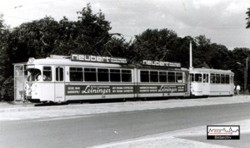 Inzwischen seit ber einem Jahr Geschichte ...ist die Strecke zum Ostbahnhof im Stadtteil Heidingfeld. Lange Zeit eine fr diese Linie typische Garnitur war der 6x-Gelenktriebwagen mit zweiachsigem Beiweigen.
Im August 1972 wartet mit dem TW 238 + BW 164 ein solcher Zug an der Endhaltestelle auf seine Abfahrt.
