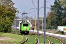 Erster Straenbahnwagen auf der Neubaustrecke zum Wegfeld...war am 12.10.2016 der aus Hannover ausgeliehene Schleifwagen A17. Hier befhrt er gerade
das neue Rasengleis zwischen der Brcke am Gtzenweg und der Einfdelung in den Mittelstreifen der Erlanger Strae.