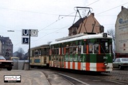 Eine weitere Straenbahnstrecke...die der U-Bahn zum Opfer fiel, war die Verbindung vom Plrrer nach Schweinau. Am 29.12.1983, und damit wenige Tage vor der Stilllegung, passiert der auf der Linie 13
eingesetzte TW 242 mit seinem Beiwagen den zuknftigen U-Bahnhof Schweinau.
