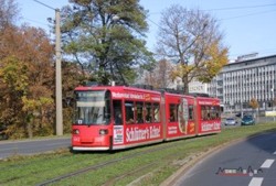 Den bunten Farbenmix des Herbstlaubes ergnzt hier wunderbar der rote TW 1012. Auf seinem Weg zur Tristanstrae hat der Zug gerade den Rathenauplatz verlassen und befhrt nun den Laufertorgraben.