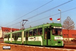 Im Dezember gibt es in Nrnberg die Erffnung einer Neubaustrecke. Im Dezember 1989 konnte mit der Betriebsaufnahme zum Heuchelhof auch in Wrzburg eine Streckenerffnung gefeiert werden.
Am 01.12.1989 befhrt der GT-E 209 gerade den Bereich der neuen Endhaltestelle.
