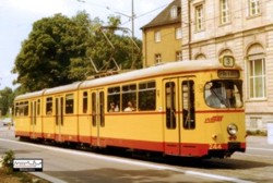 Seit wenigen Tagen wieder im gelb/roten Outfit unterwegs...ist der TW 244 der WSB. Unser Monatsbild fhrt uns allerdings in das Jahr 1975 zurck als dieser
Triebwagen auf seinem Weg nach Grombhl gerade den Berliner Platz passiert.