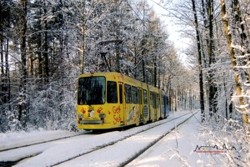 durch die verschneite Tiergartenschleife fhrt der TW 368 im Dezember 2001 seiner Endhaltestelle entgegen.