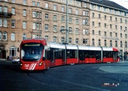 Variobahntest im Herbst 2005. Vor der Beschaffung der Variobahnen weilte zu Testzwecken im Herbst 2005 die Duisburger Variobahn 2000 in Nrnberg. Bei einer der Testfahrten konnte der TW am Hauptbahnhof aufgenommen werden.
