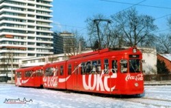 Dieses Jahr endete der November dunkel und grau...im Jahr 1996 war dies anders. Am sonningen 30. November erreicht der Zug 329+1559 gerade die Endhaltestelle Luitpoldhain und das
rot der Ganzwerbung spiegelt sich leicht im Schnee.