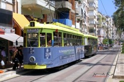Ende der 90er Jahre gelangten drei Nrnberger Groraumzge in das Trkische Antalya, wo sie noch
heute im Einsatz sind. Unser Bild zeigt den Zug 1+2 (ex 213+1553) im Stadtzentrum der beliebten Touristenstadt.